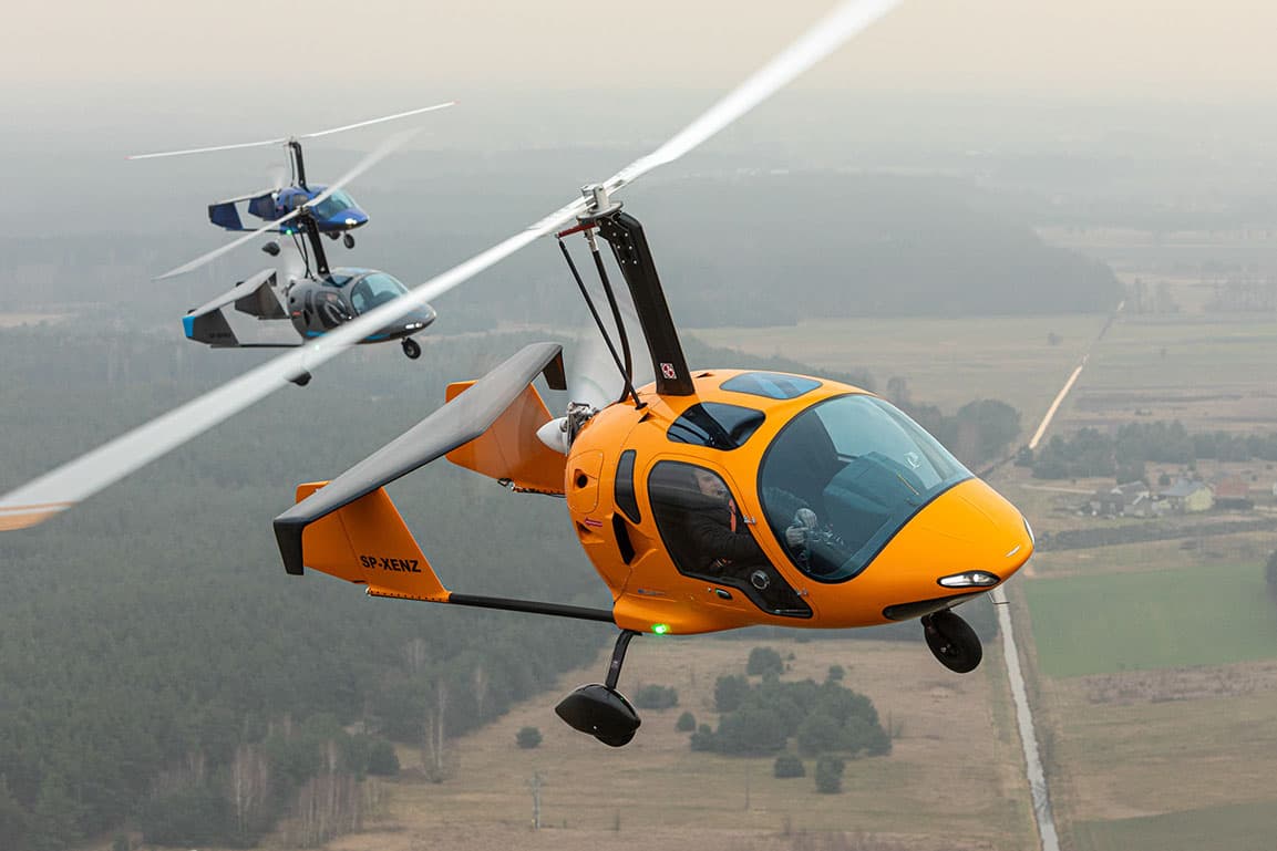 Two ARGON 915 iS gyrocopters flying in formation
