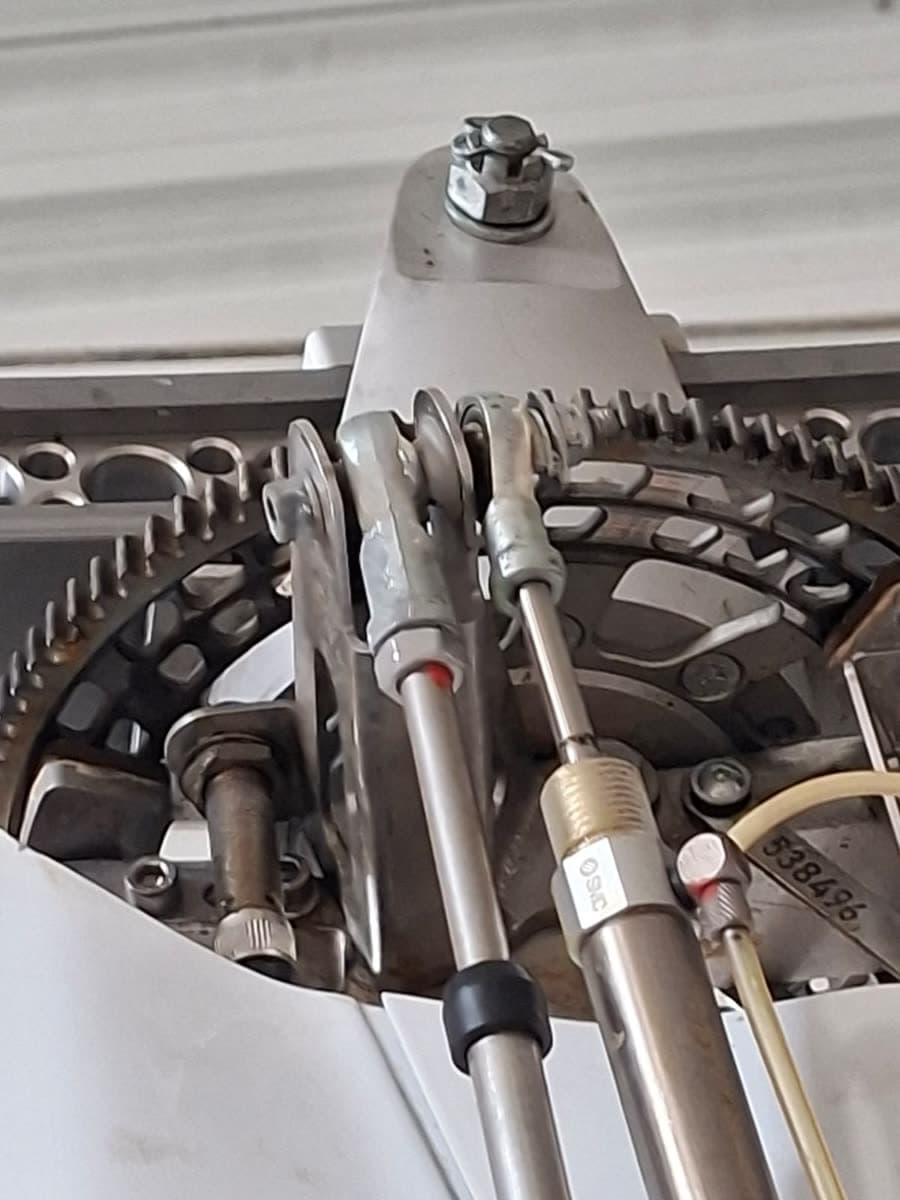 Rotor head - in a gyroplane nothing drives the rotor but the air through it