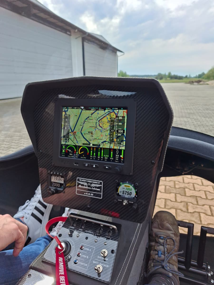 Kanardia NESIS moving map with engine and rotor RPM gauges in the training gyroplane
