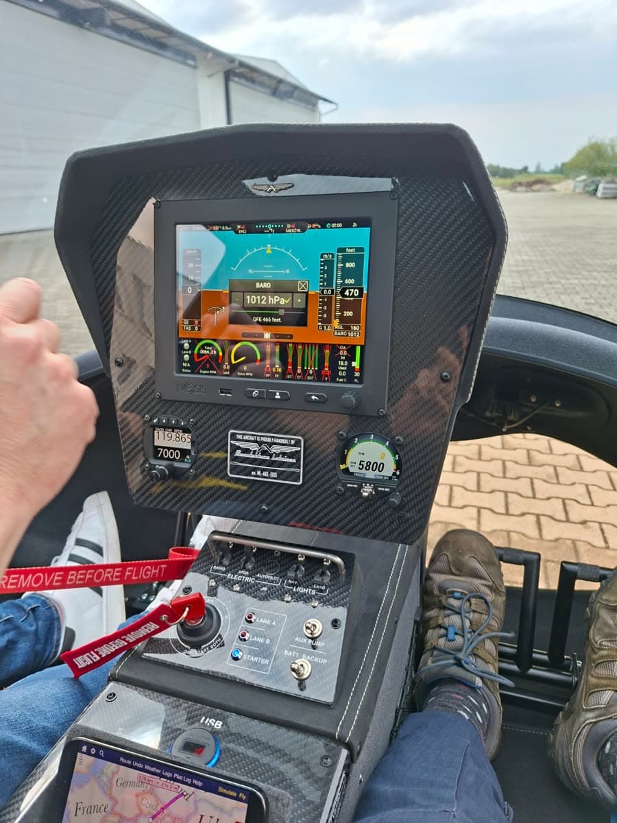 Training gyroplane panel: Kanardia NESIS glass display, radio, transponder and rotor tachometer on carbon fibre